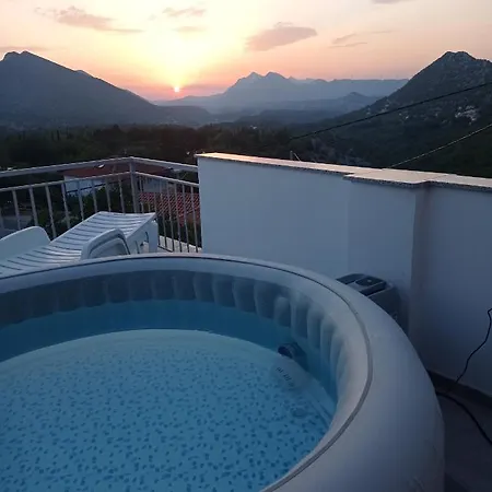 Horizonte With Jacuzzi Holiday home *
